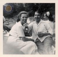 Law School Alumnus Frank Dale and His Wife at the Students&#039; Picnic